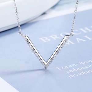 Collier chic en argent sterling S925 avec pendentif en V serti de zircons brillants