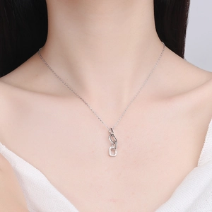 Collier en argent massif S925 avec rectangles entrelacés en cristal porté par un modèle
