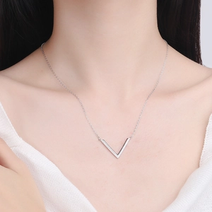 Collier en argent s925 avec pendentif en V serti de zircons brillants pour femme