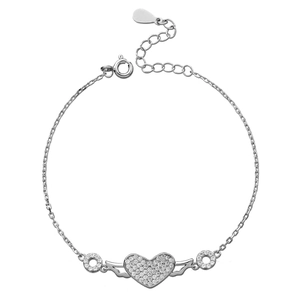 Bracelet élégant en argent S925 avec pendentif cœur aile d'ange scintillant sur fond blanc
