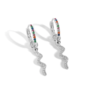 Détail de boucles d'oreilles serpent en argent S925 avec pierres colorées et zircons
