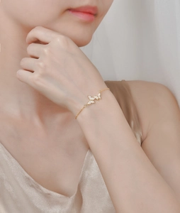 Vue détaillée du bracelet papillon en or 18 carats avec pavé de diamants sur un mannequin