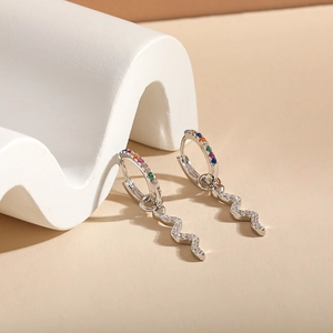 Détail de boucles d'oreilles serpent en argent S925 avec gemmes colorées et pavé de diamants