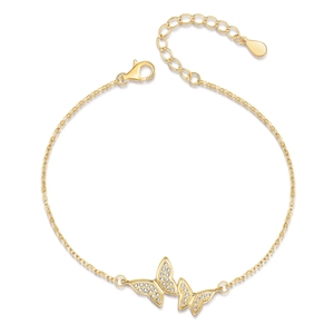 Détail du bracelet papillon avec pavé de zircons blancs et fermoir mousqueton doré