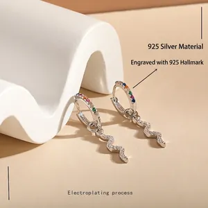Boucles d'oreilles serpent en argent S925 avec zircons colorés sur support blanc élégant