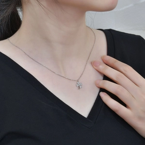 Elegant S925 sterling silver four-leaf clover necklace with sparkling white zircons