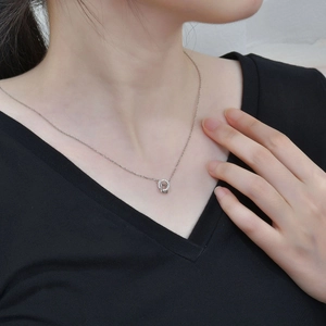 Collana in argento S925 con anelli geometrici intrecciati e cristalli micro-pave