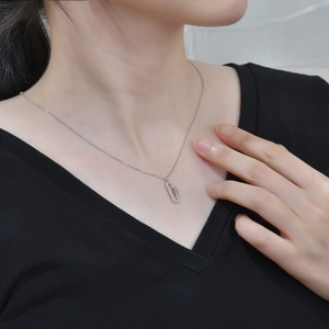Collier trombone en argent S925 avec pendentif pavé de cristaux sur un mannequin asiatique