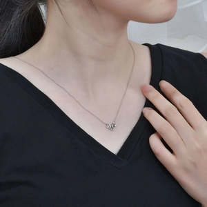 Elegante collana a cuore in argento sterling S925 indossata su scollo a V nero