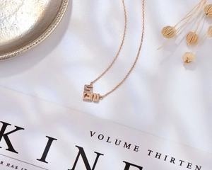Dettaglio della collana a cuore in argento S925 oro rosa con pavé di zirconi su seta