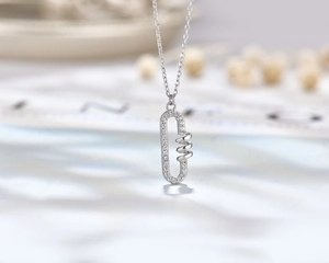 Vue macro d'un collier en argent S925 avec pendentif ovale serti de zircons brillants