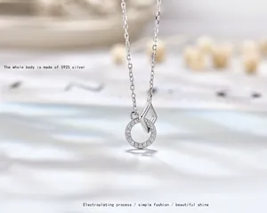 Collana in argento S925 con ciondolo geometrico intrecciato e pietre di zircone