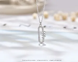 Collier en argent S925 avec pendentif ovale, détails en spirale et zircons étincelants