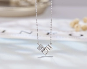 Macro di una collana in argento S925 con pendente a cuore geometrico e zirconi cubici