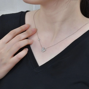 Collier papillon élégant en argent sterling 925 avec cristaux porté par un mannequin