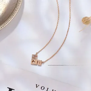 Dettaglio del ciondolo a cuore LOVE in argento S925 oro rosa con zirconi su seta bianca