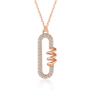 Collier en argent S925 or rose avec pendentif ovale en cristaux pavés sur fond blanc