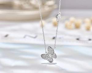 Vue macro du collier papillon en argent sterling avec pavé de pierres et zircon
