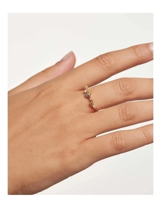 Bague minimaliste en argent S925 doré avec zircons arc-en-ciel portée au doigt