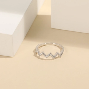 S925 sterling silver wave ring with pavé zircons in a minimalist geometric zigzag design