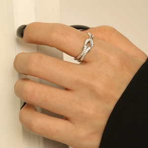 Bague nœud en argent s925 avec cristaux montrée sur la main d'un mannequin