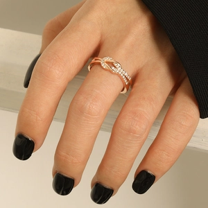 Bague nœud élégante en or rose avec cristaux pavés sur main et manchette noire