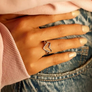 Detail of s925 silver heart ring with intricate wire-wrapped texture on model