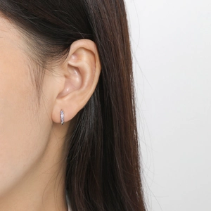 Boucles d'oreilles Huggie en argent S925 avec double rangée de zircons sur mannequin