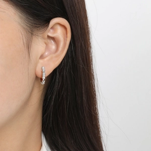 Eleganti orecchini a cerchio in argento S925 a bambù con zircone su modella