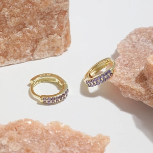 Boucles d'oreilles créoles S925 dorées avec zircons violets sur décor minéral naturel