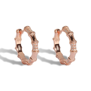 Orecchini a cerchio in argento s925 stile bambù con zirconi in finitura oro rosa