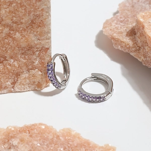 Détail de boucles d'oreilles en argent S925 avec doubles rangées de zircons violets