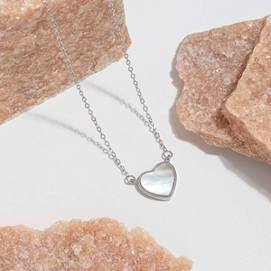 Collier cœur en argent sterling S925 avec pendentif en nacre blanche sur pierres mates