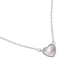 Détail du collier cœur en argent S925 avec incrustation de nacre blanche irisée