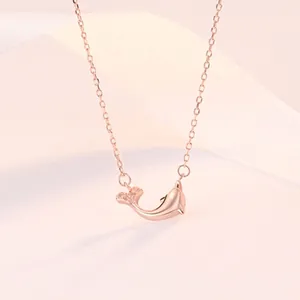Pendentif dauphin élégant en or rose serti de zircons brillants pour femmes