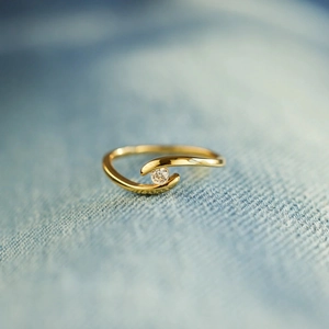 Minimalist S925 sterling silver bypass ring with a single round sparkling diamond gem