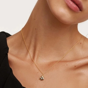Collier abeille minimaliste en argent S925 avec pierres noires porté sur le cou