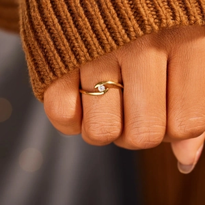 Elegant gold plated S925 silver solitaire ring with a round zircon on a model hand