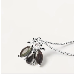 Gros plan d'un pendentif abeille en argent S925 serti de zircons noirs et chaîne fine