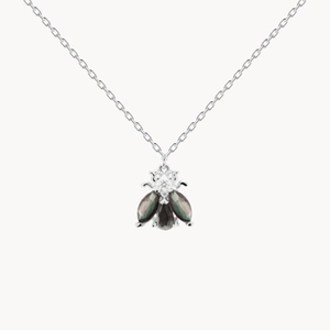Vue détaillée d'un pendentif abeille en argent avec gemmes noires et un zircon central