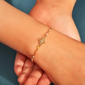 Elegante bracciale loto in argento S925 con perle colorate indossato al polso donna