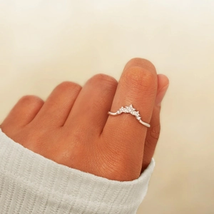 Elegant S925 sterling silver crown ring with star-shaped cubic zirconia on model's hand