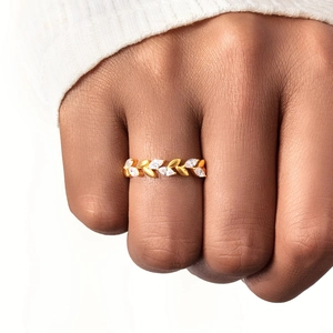 Bague feuille en argent S925 doré avec zircons portée par un mannequin sur fond blanc