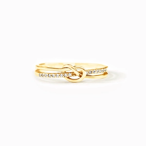 Bague élégante en argent S925 doré avec nœud double et cristaux pavés brillants