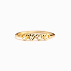 Minimalistischer goldener S925 Silber Herzring mit funkelnden Zirkonia auf weißem Grund