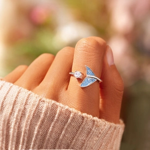 Bague queue de poisson en argent S925 avec zircon bleu sur main féminine