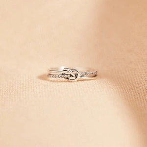 Vue macro d'une bague nœud en argent S925 avec pavage de zircons étincelants