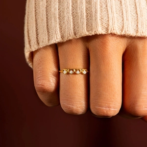 Minimalistischer S925 Silber Herzring mit Zirkonia auf vergoldeter Ringschiene für Damen