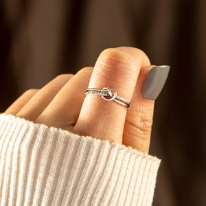 Bague nœud en argent sterling S925 minimaliste avec zircons portée à la main