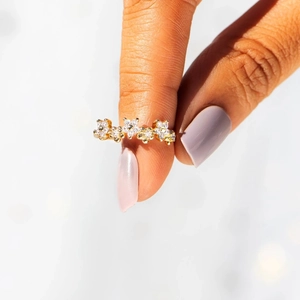 Sparkling s925 sterling silver floral ring with zircon stones in a golden finish